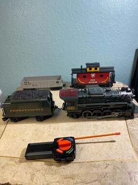 Lionel Pennsylvania 561 Ready-to-Play Battery-Operated Train Set with Remote